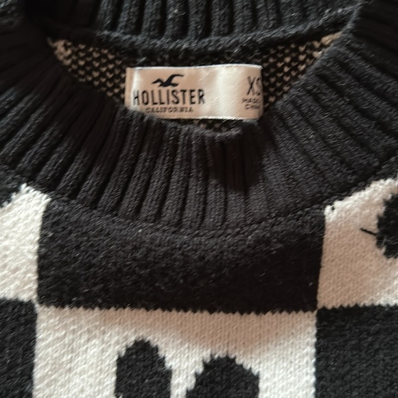 Hollister Black and White Floral Pattern Sweater - Picture 2 of 2